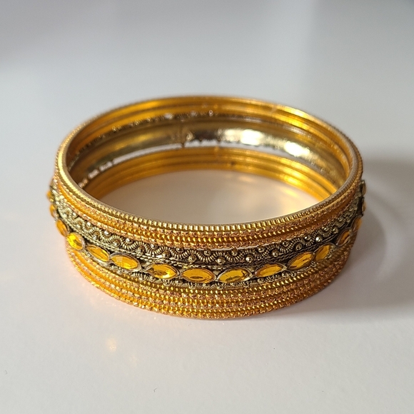 ✨2/$15-Gold Coloured Bangle Set - Picture 7 of 8
